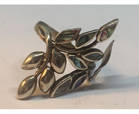 A DESIGNER SILVER RING IN A PRESENTATION BOX SIZE P 