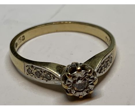A 9 CARAT GOLD RING WITH CENTRE DIAMOND AND DIAMOND CHIPS TO THE SHOULDERS SIZE L/M 