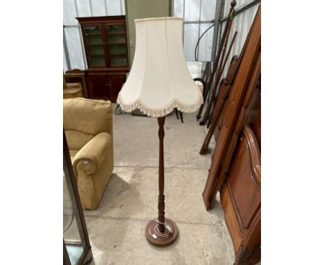 A MODERN TURNED COLUMN STANDARD LAMP COMPLETE WITH SHADE 