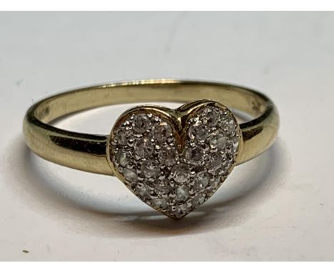 A 9 CARAT GOLD RING WITH CUBIC ZICONIAS IN A HEART DESIGN SIZE U/V 