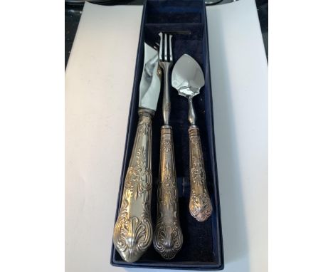 THREE HALLMARKED SILVER HANDLED ITEMS TO INCLUDE A KNIFE, FORK AND SPOON IN A PRESENTATION BOX 