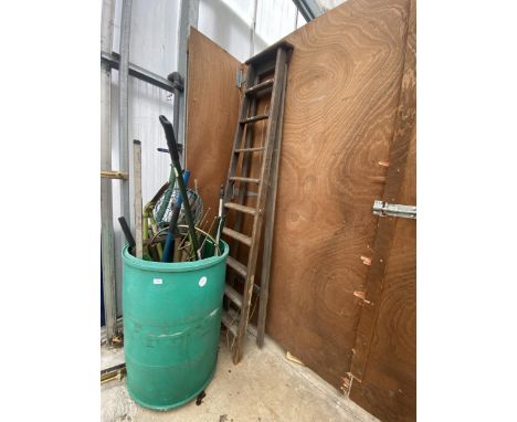 A LARGE ASSORTMENT OF GARDEN TOOLS TO INCLUDE A WOOD STEP LADDER, SHEARS AND SPADES ETC 