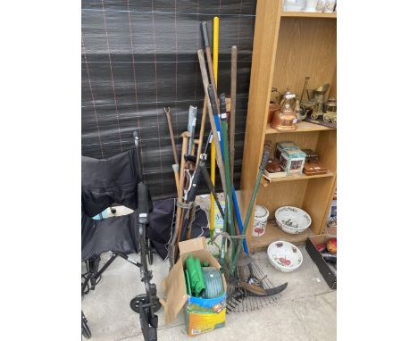 AN ASSORTMENT OF GARDEN TOOLS TO INCLUDE RAKES, FORKS AND A HOSE REEL ETC 