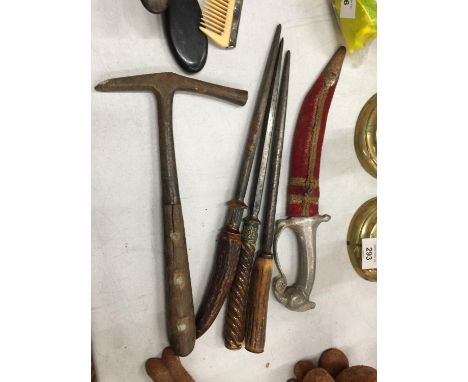 A QUANTITY OF VINTAGE TOOLS TO INCLUDE A ROBERTS HAMMER PLUS AN ASIAN STYLE DAGGER IN A SHEATH 