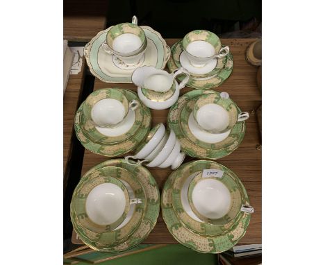 A QUANTITY OF TEAWARE TO INCLUDE HAMMERSLEY CUPS, SAUCERS, SIDE PLATES, A CREAM JUG, CAKE PLATE, ETC 