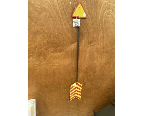 A METAL PAINTED ARROW SIGN (98CM) 