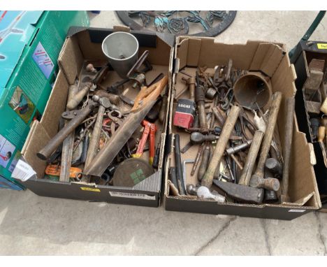 AN ASSORTMENT OF VINTAGE TOOLS TO INCLUDE HAMMERS, DRILL BITS AND A BRACE DRILL ETC 