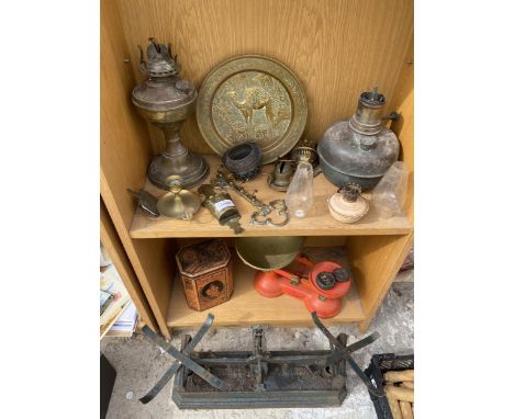 AN ASSORTMENT OF VINTAGE ITEMS TO INCLUDE A BRASS KEY HOOK, OIL LAMPS AND SCALES ETC 