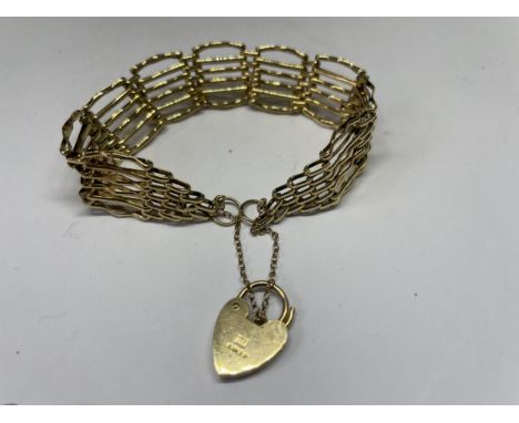 A 9 CARAT GOLD SIX BAR GATE BRACELET GROSS WEIGHT 16.8 GRAMS WITH A PRESENTATION BOX 