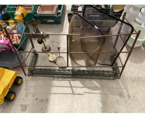 AN ASSORTMENT OF FIRE SIDE ITEM TO INCLUDE A FIRE FENDER, COMPANION ITEMS AND TWO FIRE SCREENS ETC 