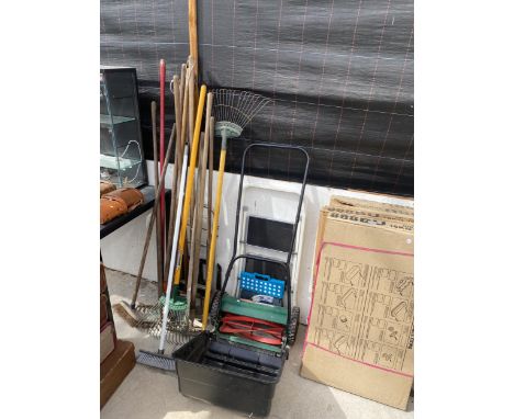 AN ASSORTMENT OF GARDEN TOOLS TO INCLUDE RAKES, A QUALCAST PANTHER AND HOES ETC 