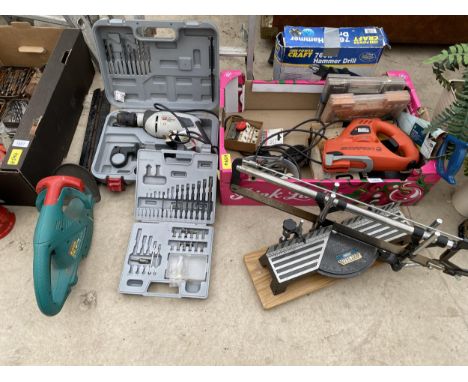 AN ASSORTMENT OF TOOLS TO INCLUDE TO INCLUDE A DRILL, A BATTERY HEDGE TRIMMER AND DRILL BITS ETC 