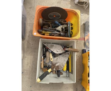 A LARGE ASSORTMENT OF TOOLS TO INCLUDE TROWELS, SCREW DRIVERS AND SPANNERS ETC 