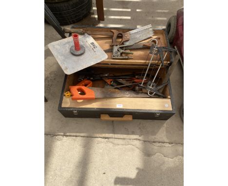 A VINTAGE WOODEN JOINERS WITH TOOLS TO INCLUDE SAWS, MOLE GRIPS AND A LARGE FILE ETC 