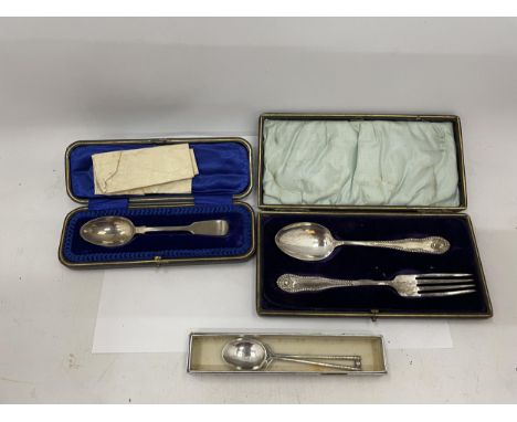 A COLLECTION OF SILVER ITEMS, CASED SPOON, CASED SPOON AND FORK CHRISTENING SET AND FURTHER SPOON, TOTAL WEIGHT 103G 