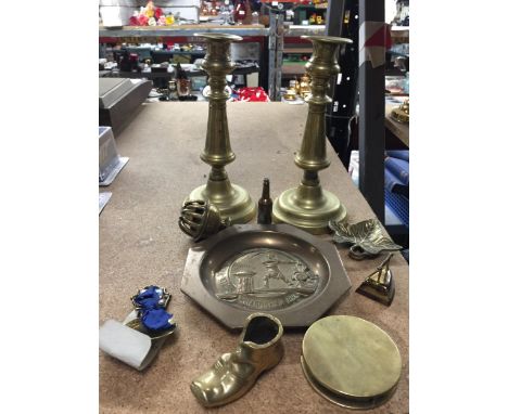 A QUANTITY OF BRASSWARE TO INCLUDE CANDLESTICKS, A PRAYER BELL, TEA CADDY SPOON, ETC 