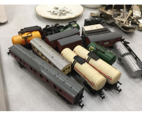 A QUANTITY OF 'LIMA' 'N' GAUGE CARRIAGES AND RAILWAY TRUCKS - 16 IN TOTAL 