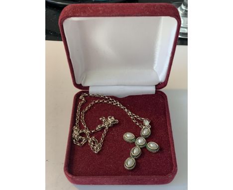 A SILVER NECKLACE WITH A PEARL CROSS PENDANT IN A PRESENTATION BOX 