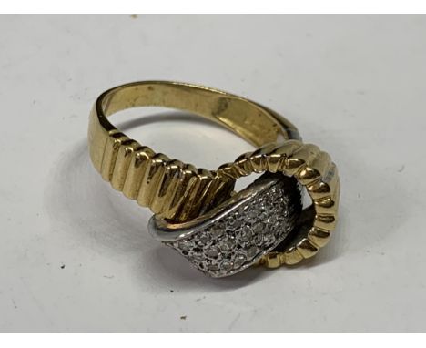 AN 18 CARAT GOLD TWIST RING WITH A BAND OF DIAMONDS SIZE O IN A PRESENTATION BOX GROSS WEIGHT 7.51 GRAMS 