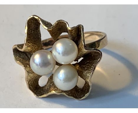 A 9 CARAT GOLD RING WITH THREE PEARLS SIZE K/L GROSS WEIGHT 4.44 GRAMS 