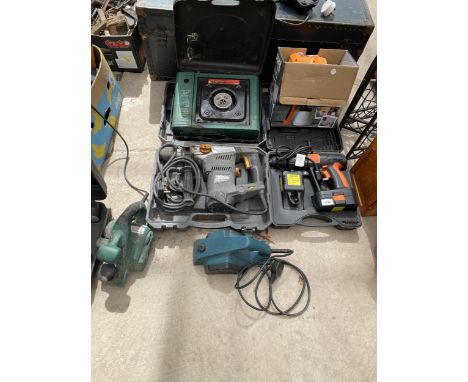AN ASSORTMENT OF POWER TOOLS TO INCLUDE A TITAN HAMMER DRILL, A CHALLENGE BATTERY DRILL AND AN ELECTRIC PLANER ETC 