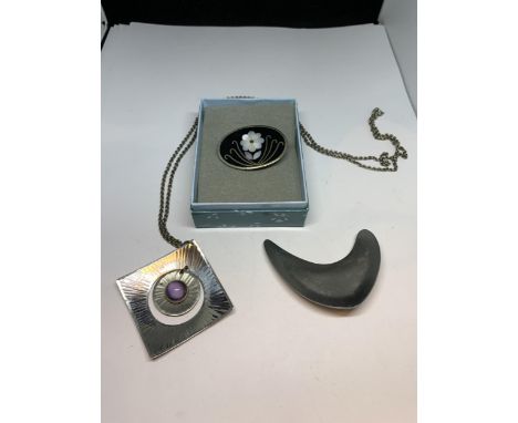 A MOTHER OF PEARL BROOCH, A MODA PENDANT AND AN ABSTRACT BROOCH 