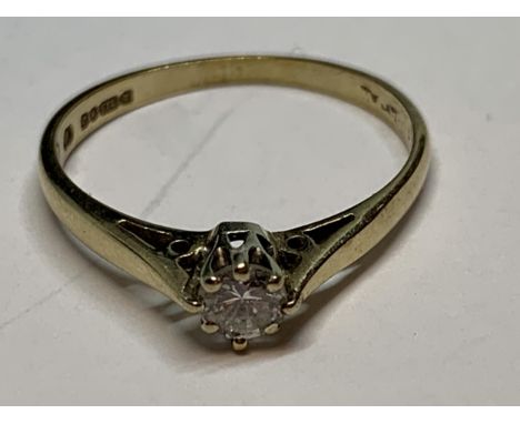 A 9 CARAT GOLD DIAMOND SOLITAIRE RING SIZE K/L 