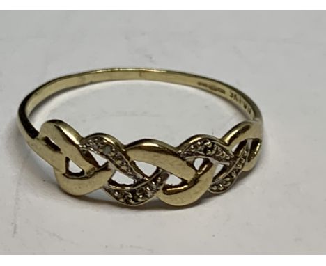 A 9 CARAT GOLD RING WITH A TWIST DESIGN AND DIAMOND CHIPS SIZE T/U 