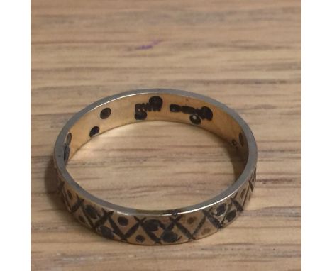 A 9 CARAT GOLD RING SIZE P/Q GROSS WEIGHT 1.89 GRAMS 