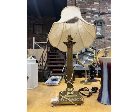 A VINTAGE BRASS CORINTHIAN COLUMN TABLE LAMP AND SHADE 