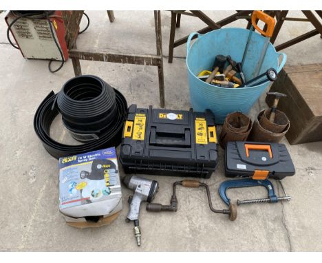 AN ASSORTMENT OF TOOLS TO INCLUDE HAMMERS, A DEWALT DRILL CASE AND A G CLAMP ETC 
