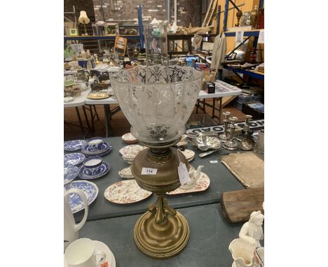 A VINTAGE ARTS AND CRAFTS STYLE BRASS OIL LAMP WITH CHIMNEY AND DECORATED GLASS SHADE HEIGHT 50CM TO THE TOP OF THE SHADE 