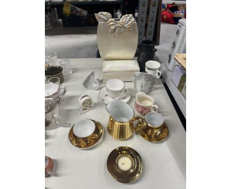 A QUANTITY OF CERAMIC ITEMS TO INCLUDE A ROYAL WORCESTER GOLD COLOURED JUG, CHINA CUP AND SAUCER, HEN FIGURES, JEWELLERY BOX,