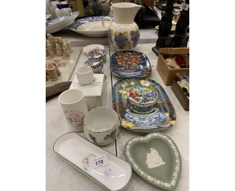 A QUATITY OF CERAMIC ITEMS TO INCLUDE ROYAL WORCESTER EGG CODDLERS, COLLECTABLE PLATES, WEDGWOOD TRINKET PLATES, TRINKET BOXE