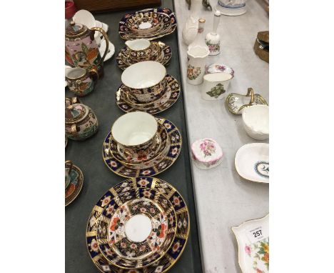 A QUANTITY OF VINTAGE POINTONS CHINA TO INCLUDE A CAKE PLATE, PLATES, SAUCERS, A CREAM JUG AND SUGAR BOWLS 