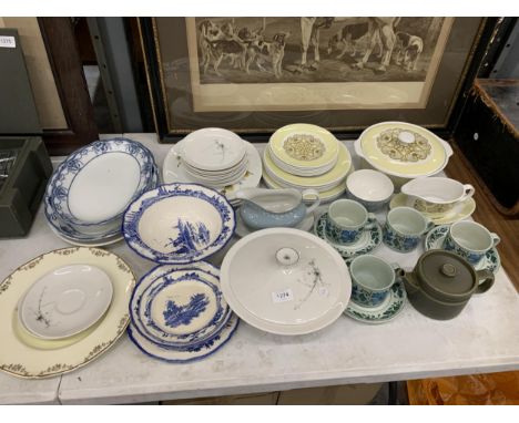 A LARGE QUANTITY OF DINNERWARE TO INCLUDE WOOD &amp; SONS 'TIFFANY', ROYAL DOULTON 'NORFOLK', MIDWINTER 'PUSSY WILLOW', ETC 