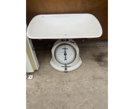 A SET OF RETRO SALTER WEIGHING SCALES 