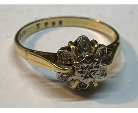 AN 18 CARAT GOLD DIAMOND CLUSTER RING IN A PRESENTATION BOX SIZE M 