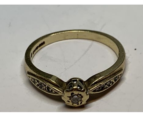 A 9 CARAT GOLD RING WITH A CENTRE DIAMOND AND DIAMOND CHIPS TO THE SHOULDER SIZE N/O 