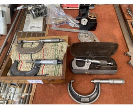 AN ASSORTMENT OF ENGINEERS TOOLS TO INCLUDE MICROMETERS AND A CLAMPING SET ETC 