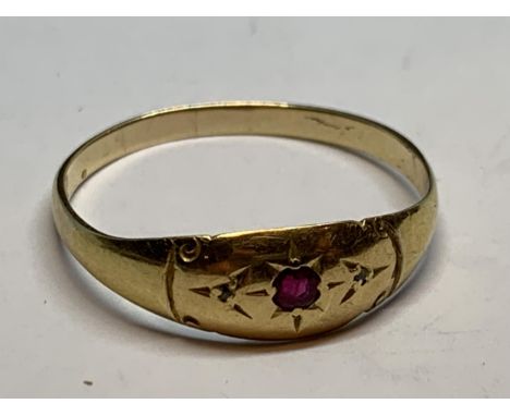 A 9 CARAT GOLD RING WITH A CENTRE RUBY SIZE W/X 