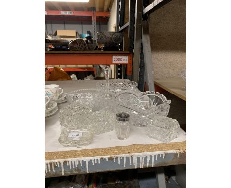 A QUANTITY OF GLASSWARE TO INCLUDE BOWLS, A BELL, TRINKET BOXES, ETC 