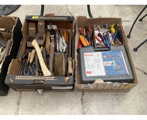 AN ASSORTMENT OF VINTAGE TOOLS TO INCLUDE PLIERS, SCREW DRIVERS AND WOOD PLANES ETC 