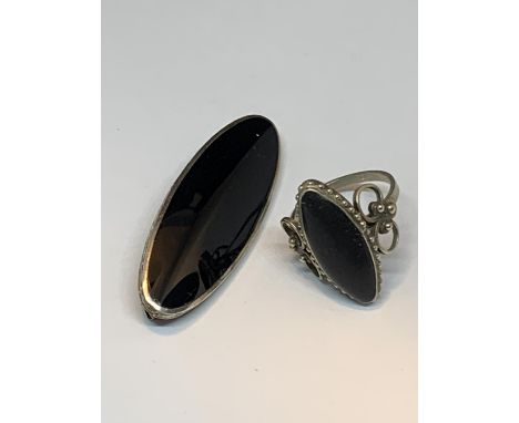 AN ONYX AND SILVER RING WITH MATCHING BROOCH RING SIZE 0/P 