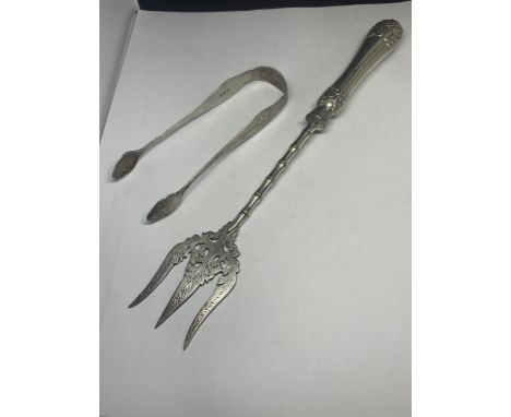 A PAIR OF GEORGIAN SILVER TONGS AND A SILVER HANDLED FORK 