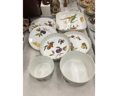 A QUANTITY OF ROYAL WORCESTER 'EVESHAM' DINNERWARE TO INCLUDE SERVING DISHES, FLAN DISHES, PLATES AND SOUFFLE DISHES 