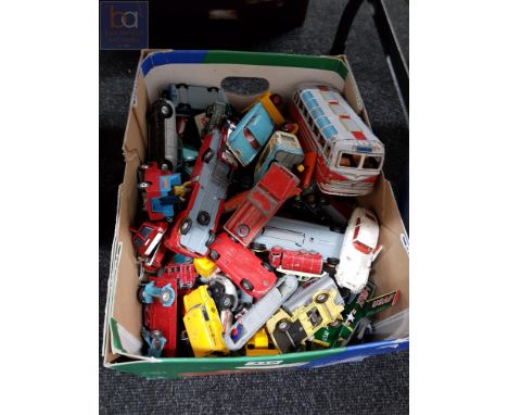 BOX OF VINTAGE MODEL CARS TO INCLUDE SPOT -ON, CORGI, DINKY ETC 