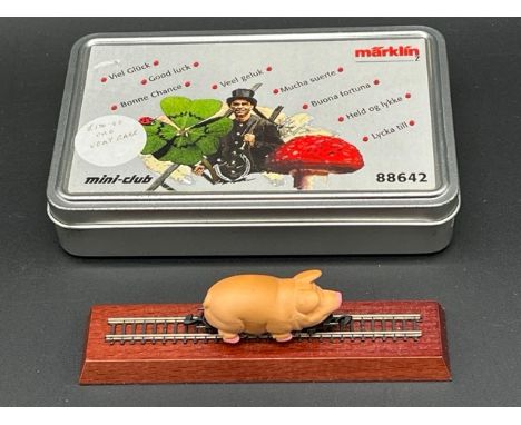 Marklin 88642 Mini-Club Good Luck Pig Locomotive - Tin boxed (100g) With original packaging and Z gauge display track plinth 