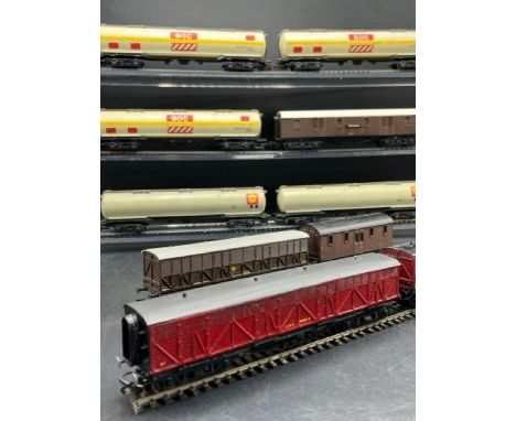 10 OO gauge Rolling stock 'Ready-to-Roll'(2100g)Five kit-built Siphon/Parcel/Luggage van coaches, built to good standard and 