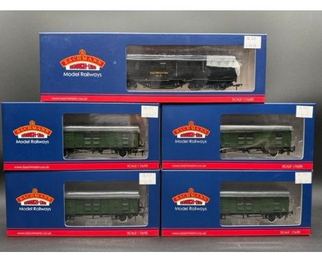 A rake of five OO Bachmann Southern PLV Luggage Vans & Parcel Van each boxed and appearing unopened, Made in China (800g)Bach